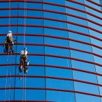 L'importance de la sécurité dans le nettoyage des vitres en hauteur : risques et solutions