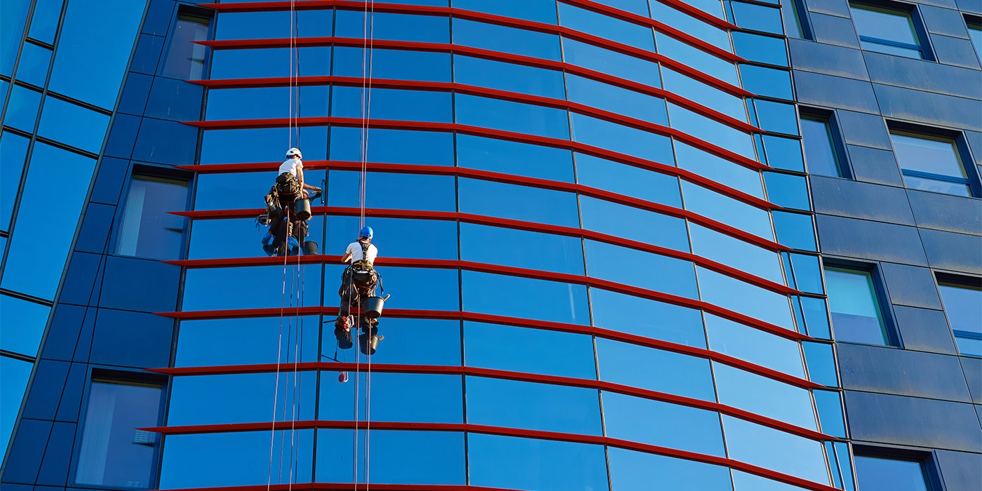 L'importance de la sécurité dans le nettoyage des vitres en hauteur : risques et solutions